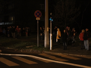 Tűzoltók oltják a zöld SZTK-t - fotó: Ónodi Zoltán