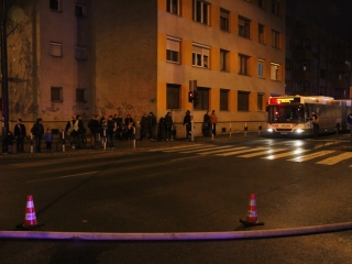 Tűzoltók oltják a zöld SZTK-t - fotó: Ónodi Zoltán