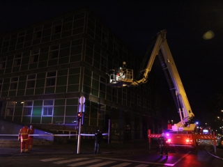 Tűzoltók oltják a zöld SZTK-t - fotó: Ónodi Zoltán