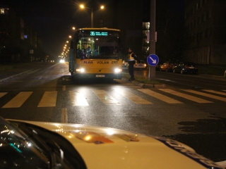 Tűzoltók oltják a zöld SZTK-t - fotó: Ónodi Zoltán