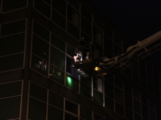 Tűzoltók oltják a zöld SZTK-t - fotó: Ónodi Zoltán