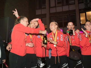 Európa csúcsán a DKKA - A város hazavárta lányait - fotó: Ónodi Zoltán