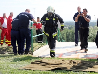 Tűzoltók lépcsőfutó versenye - fotó: Sándor Judit