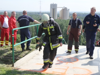 Tűzoltók lépcsőfutó versenye - fotó: Sándor Judit