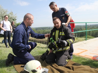 Tűzoltók lépcsőfutó versenye - fotó: Sándor Judit