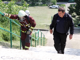 Tűzoltók lépcsőfutó versenye - fotó: Sándor Judit