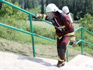 Tűzoltók lépcsőfutó versenye - fotó: Sándor Judit