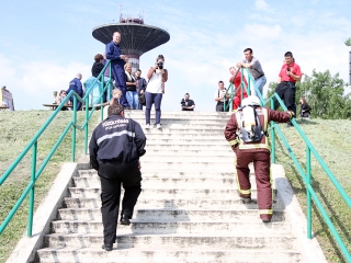 Tűzoltók lépcsőfutó versenye - fotó: Sándor Judit