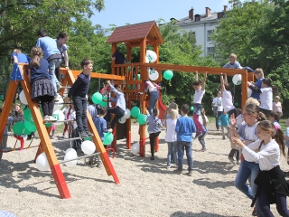 Móricz - Birtokba vették a gyerekek az új játszóteret - fotó: Sándor Judit