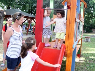 Játszótéravatás Újtelepen - fotó: Sándor Judit