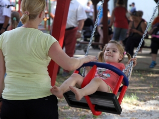 Játszótéravatás Újtelepen - fotó: Sándor Judit