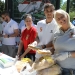Ételt osztottak a focisták - fotó: Sándor Judit