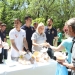 Ételt osztottak a focisták - fotó: Sándor Judit