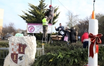Adventi koszorút varázsoltak a körforgóból