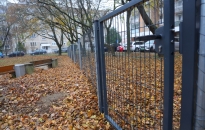 A kerítésnek hála biztonságos a játszótér