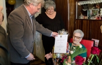 Kilencven évesen, unokák gyűrűjében