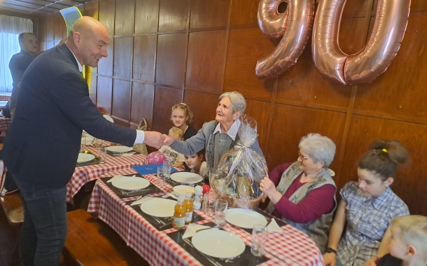 Ilonka néninek 90 évesen is az unokák a mindenei