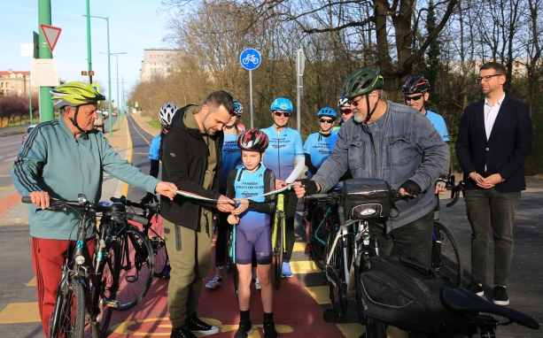 Hivatalosan is átadták a bringával közlekedőknek az új kerékpárút-hálózatot