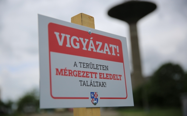 Táblákkal hívják fel a figyelmet a kutyákra leselkedő veszélyre!