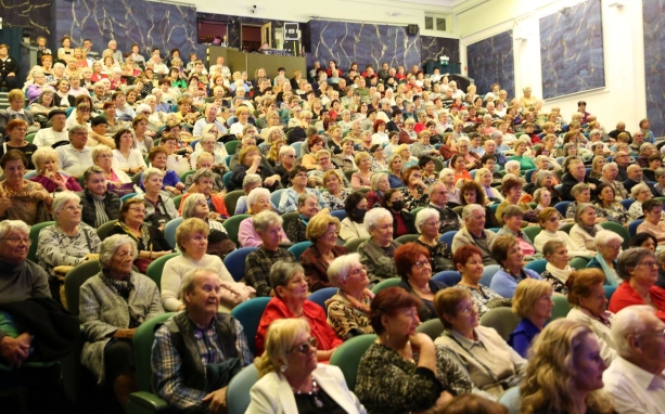 Szépkorúak önkormányzati köszöntése: táblás házat vonzott a Dívák pazar előadása (galériával)
