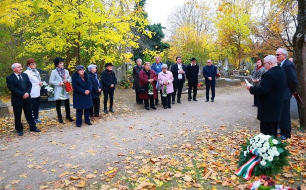 A kegyelet koszorúival emlékeztek a világháborúk áldozataira