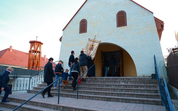 Menet után közös imádságot szerveztek a Rubljov-hasonmás ikon megérkezésekor Menet után közös imádságot szerveztek a Rubljov-hasonmás ikon megérkezésekor