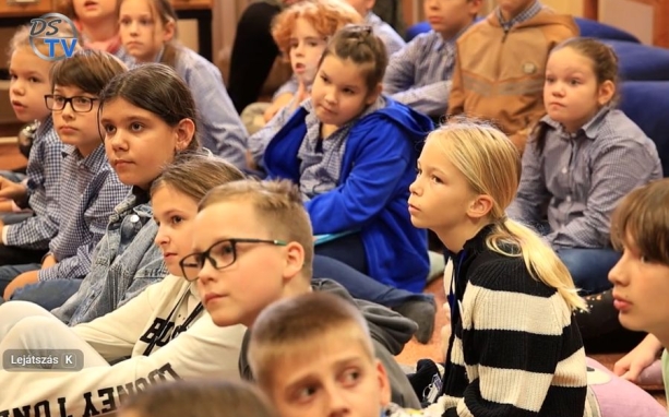 DSTV: szóforgatók, betűvetők a könyvtárban DSTV: szóforgatók, betűvetők a könyvtárban