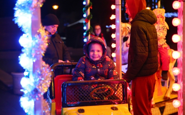 A hit jelképe – fellobbant a láng az első adventi gyertyán a Városháza téri ünnepen (galériával)