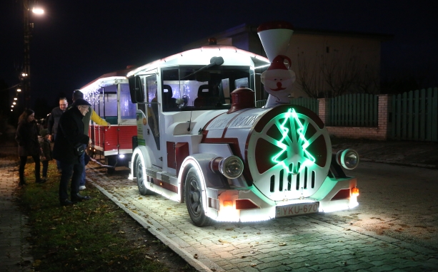 Évtizedes hagyományt folytattak – színes forgatag volt Újtelepen Mikulás napján Évtizedes hagyományt folytattak – színes forgatag volt Újtelepen Mikulás napján