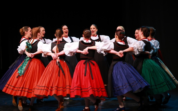 Telt ház előtt búcsúztatott csodás esztendőt a Dunaújvárosi Vasas Táncegyüttes Telt ház előtt búcsúztatott csodás esztendőt a Dunaújvárosi Vasas Táncegyüttes