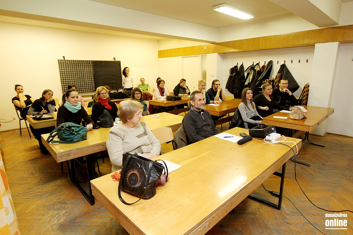 Képünkön a gazdik egy K9-es kiképző előadását hallgatják