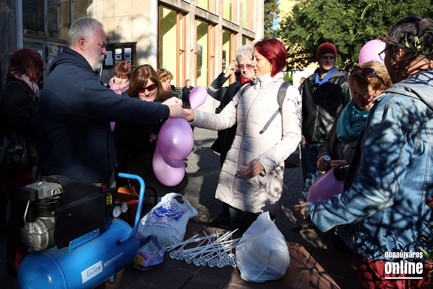 Figyelemfelhívó séta a mellrák ellen - fotó: Sándor Judit