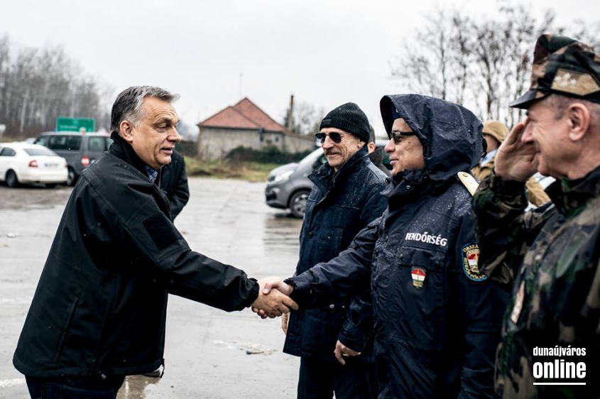 Miniszterelnöki látogatás a déli kerítésnél - fotó: 