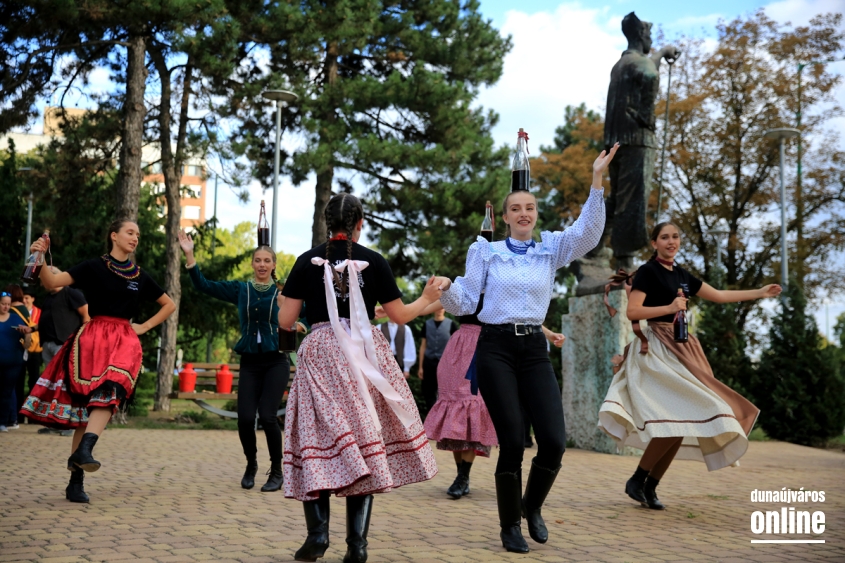 Néptánc a flaszteren – három helyszínen ropták - fotó: 