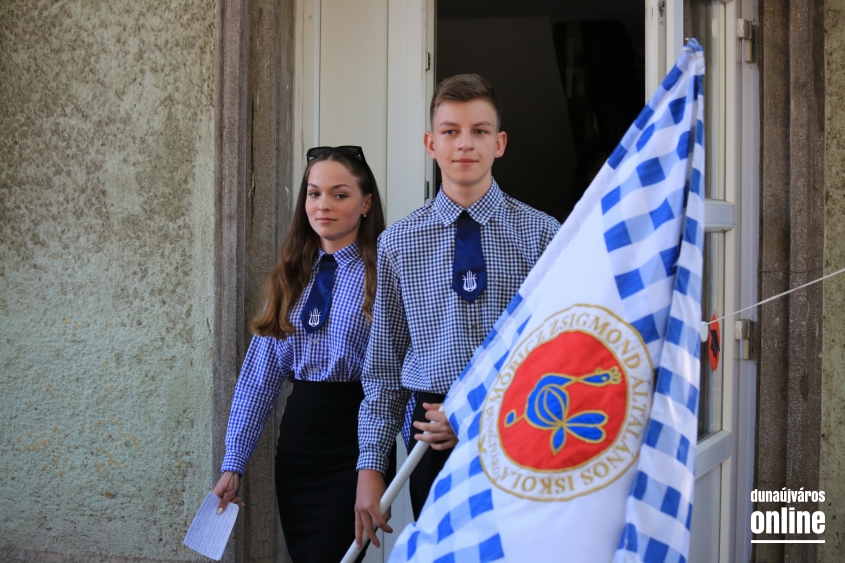 Zászló, dalok, virágözön, szép szavak – ballagás a Móriczban - fotó: 