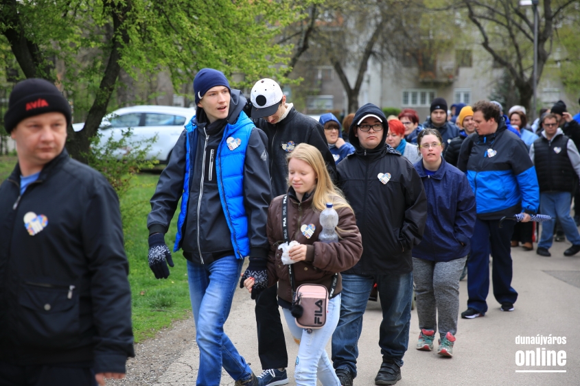 Kékben ragyogó séta a "jószoli" csapatával - fotó: 