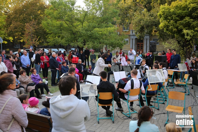 Világnapi koncert és virágültetés a zeneiskolánál (2024) - fotó: 