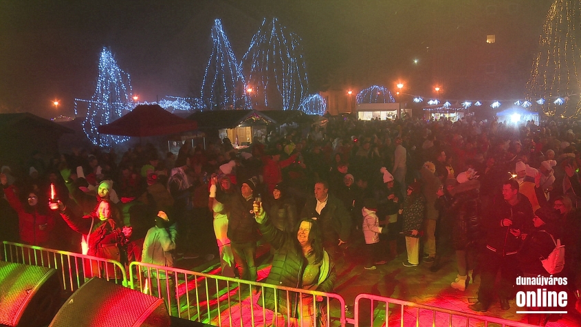 Szilveszteri mulatság a Városháza téren (galéria) - fotó: 