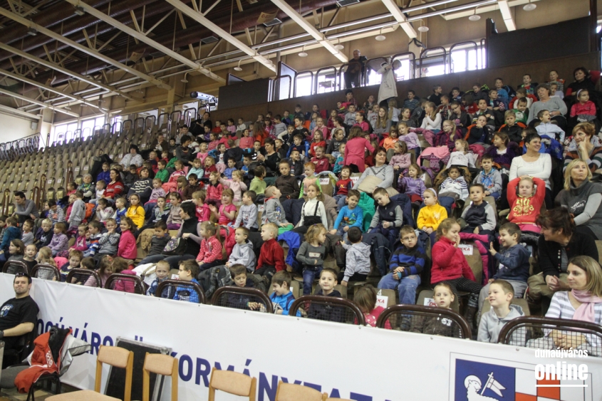 Bogármese a gyerekeknek a sportcsarnokban - fotó: Ónodi Zoltán