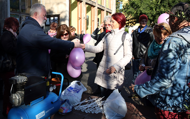 Figyelemfelhívó séta a mellrák ellen - fotó: Sándor Judit