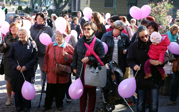 Figyelemfelhívó séta a mellrák ellen - fotó: Sándor Judit