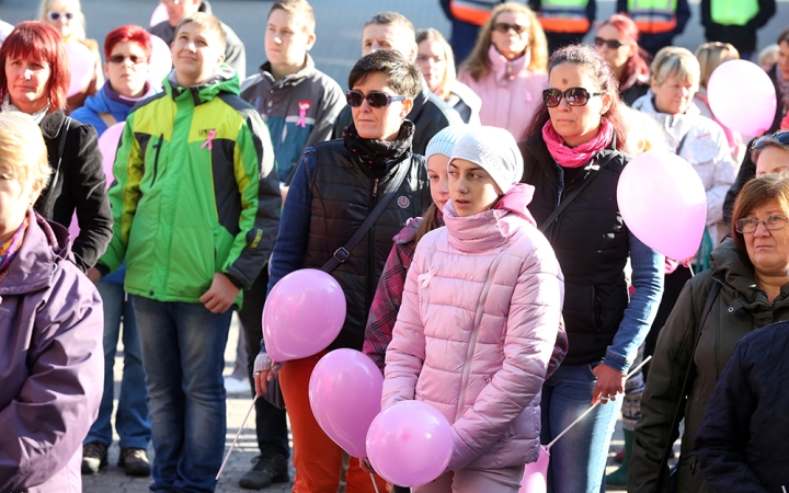 Figyelemfelhívó séta a mellrák ellen - fotó: Sándor Judit