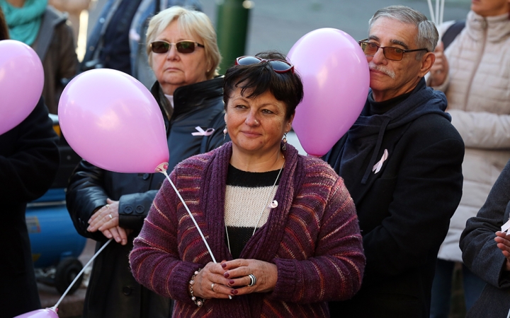 Figyelemfelhívó séta a mellrák ellen - fotó: Sándor Judit