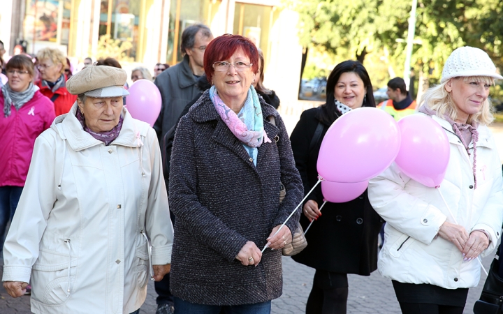 Figyelemfelhívó séta a mellrák ellen - fotó: Sándor Judit