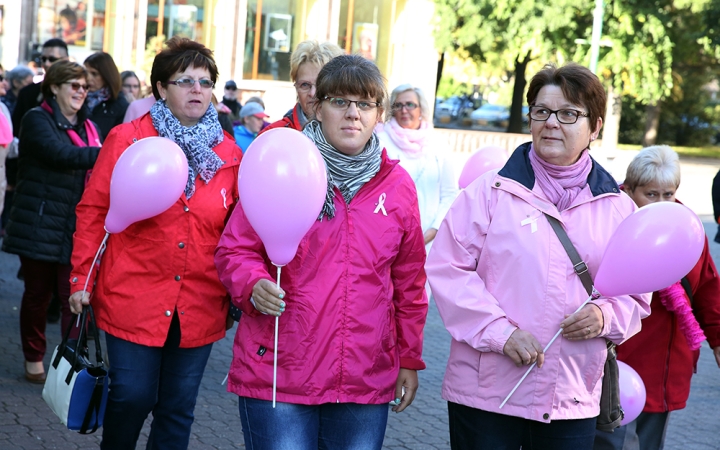 Figyelemfelhívó séta a mellrák ellen - fotó: Sándor Judit