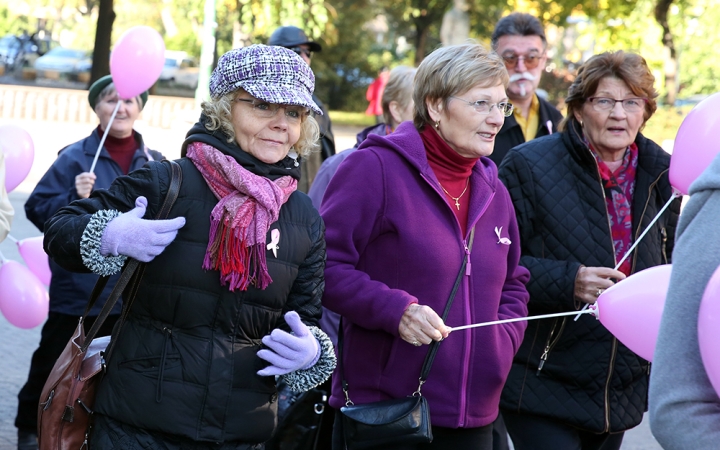 Figyelemfelhívó séta a mellrák ellen - fotó: Sándor Judit