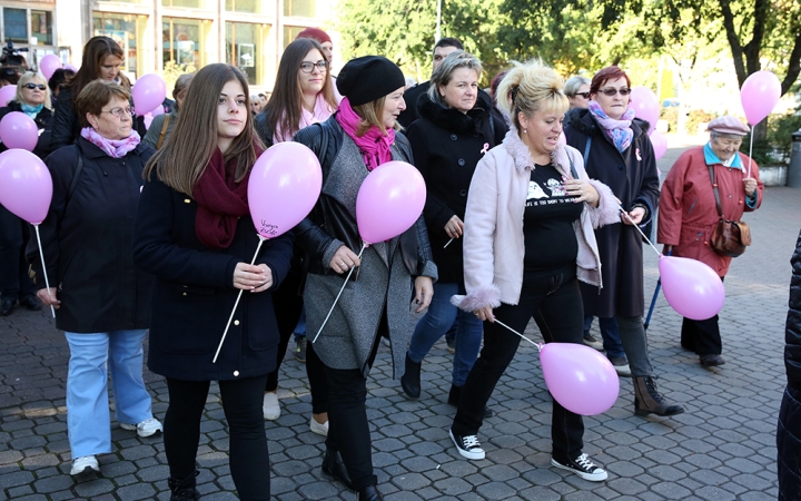 Figyelemfelhívó séta a mellrák ellen - fotó: Sándor Judit