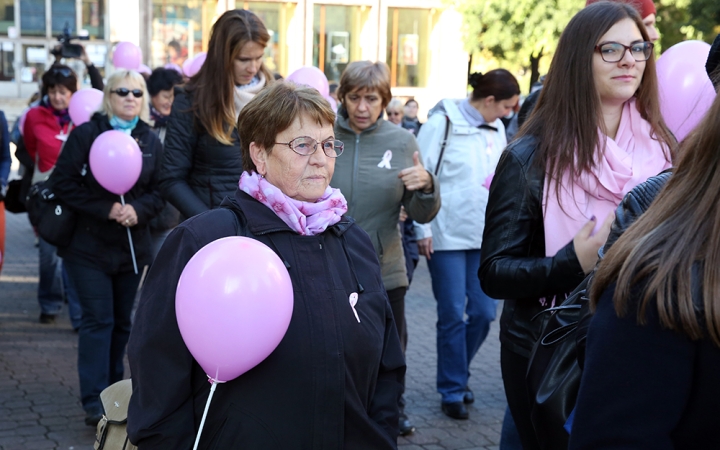 Figyelemfelhívó séta a mellrák ellen - fotó: Sándor Judit