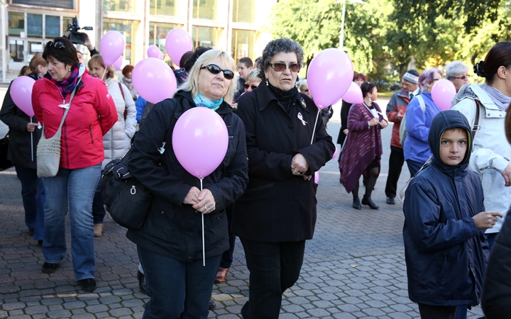 Figyelemfelhívó séta a mellrák ellen - fotó: Sándor Judit