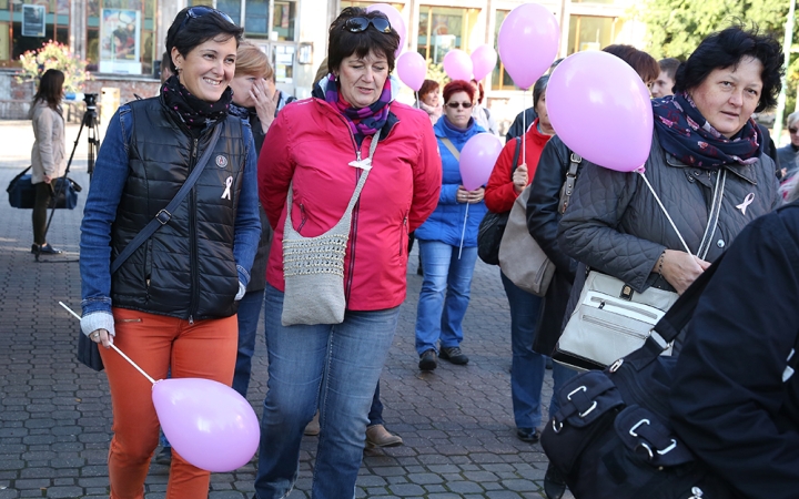 Figyelemfelhívó séta a mellrák ellen - fotó: Sándor Judit